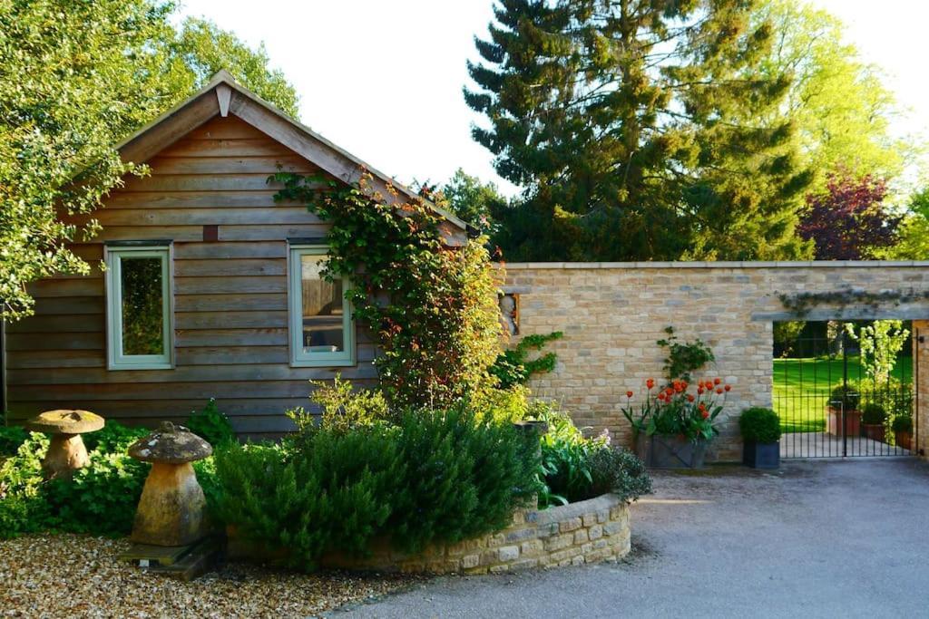 Charming Cottage Surrounded By Idyllic Garden In Peaceful Location In Central ชาร์ลเบอรี ภายนอก รูปภาพ